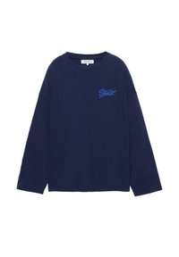 Maglietta a maniche lunghe blu navy in cotone, con logo viola sul petto sinistro e branding aggiuntivo sulla manica sinistra.