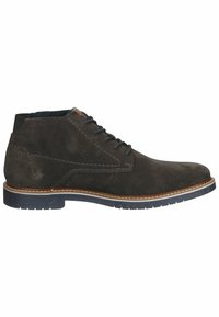 Botas de tobillo de ante marrón con cordones oscuros, costuras en contraste y una suela de goma con un patrón de textura.