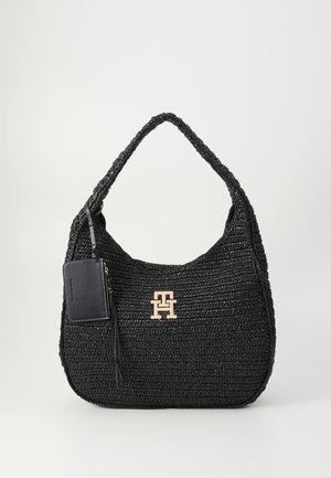 Sac à main noir tissé avec une poignée tressée, logo doré entrelacé à l'avant, et une petite pochette noire zippée attachée.
