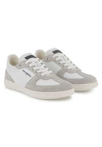 Αθλητικά παπούτσια από γκρι σουέντ και άσπρο δίχτυ με λαστιχένια σόλα. Διαθέτουν κορδόνια, επενδεδυμένο γιακά και μαύρο λογότυπο στη γλώσσα.