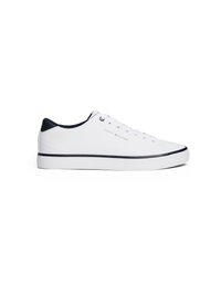 Sneaker basse bianche in pelle sintetica, con un accento blu navy sul tallone e suola in gomma nera con un bordo bianco a contrasto.