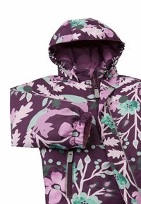 Paarse bloemenjas met capuchon, met groene en roze bladerenpatronen. Elastische manchetten en ritssluiting aan de voorkant. Gladde textuur.