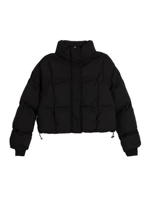 Czarna krótka pikowana kurtka z wysokim kołnierzem, pikowaną teksturą, elastycznymi mankietami i regulowanym dołem na sznurek. Gładki materiał bez widocznych wzorów.