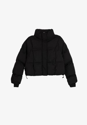 Sort cropped dunjakke med høj krave, polstret tekstur, elastiske manchetter og snor i kanten. Glat materiale uden synlige mønstre.