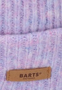 Gorro de punto en hilo suave y texturizado que presenta un degradado en tonos púrpura pastel y rosa. Incluye una etiqueta de cuero marrón con "BARTS" y "AMSTERDAM" en relieve.