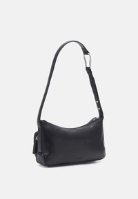 Sac à bandoulière en cuir noir avec une forme courbée, une sangle réglable et des accessoires en argent. Il dispose d'une fermeture zippée et d'une texture lisse.