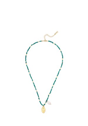 Ketting met kleine groene kralen en gouden accenten, voorzien van een gouden ovaal hangertje en een klein wit parelbedeltje aan een gouden ketting.