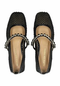 Černé boty s čtveratou špičkou, s vrchní částí z jemné síťoviny, texturovaným detailem a dekoračním páskem z kovových akcentů vpředu. Hladké vnitřní podšití.