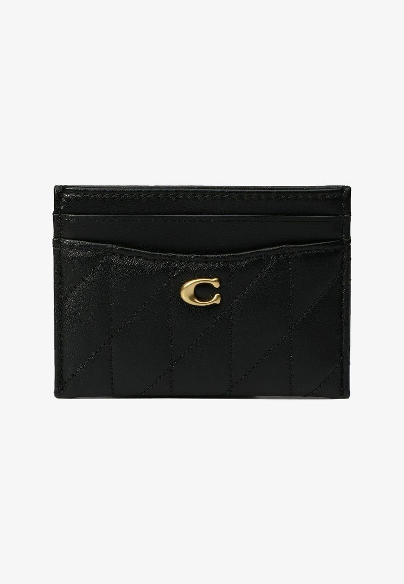 Porte-cartes en cuir noir avec couture diagonale, trois emplacements pour cartes et un emblème doré en forme de "C" centré à l'avant.