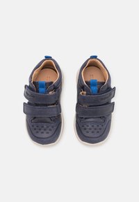 Niebieskie skórzane buty z dwoma zapięciami na rzep, perforowanym wzorem z przodu oraz jasną gumową podeszwą, z małym logo.
