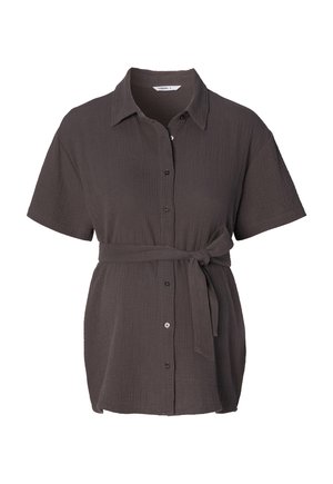 Chemise à manches courtes de couleur brun foncé en tissu texturé, avec des boutons sur le devant et une ceinture nouée à la taille pour marquer la silhouette.