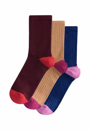 Drei Paar gerippte Socken in Burgunder mit roten Akzenten, Beige und Marineblau mit rosa Akzenten. Jede Socke hat eine verstärkte Zehen- und Fersenpartie.