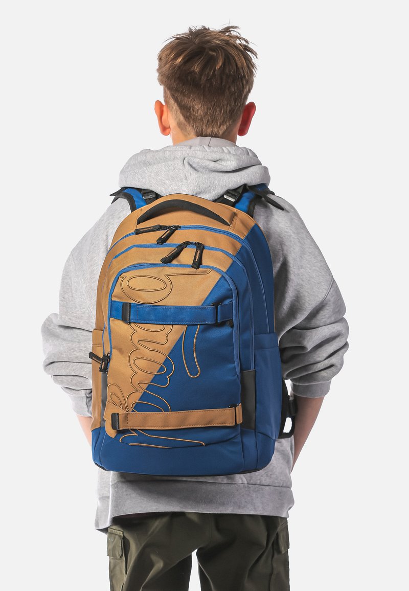 Zaino blu e marrone con un grande logo, spallacci doppi, molteplici scomparti con cerniera e una finitura in tessuto resistente.