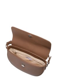 Brązowa skórzana torebka crossbody o gładkiej fakturze, z zatrzaskiem z przodu i beżowym wnętrzem. Posiada kieszeń na zamek błyskawiczny oraz regulowany pasek.