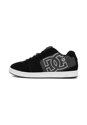 Schwarzer und grauer Low-Top-Sneaker mit weißer Sohle und großem DC-Logo an der Seite, von der Außenseite betrachtet.