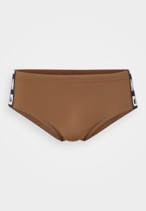 Caleçon de bain marron en matériau lisse, doté d'une ceinture noire contrastante avec des lettres blanches. Pas d'autres motifs ou accents.
