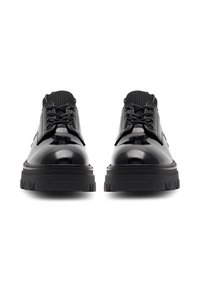 Pantofi negri cu șireturi, cu un finisaj lucios, limbă texturată și talpă groasă din cauciuc negru, cu un profil robust.