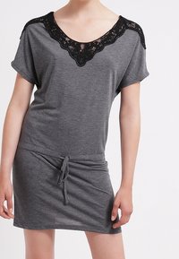 Szara sukienka z krótkim rękawem o luźnym kroju, z koronkowym wykończeniem dekoltu i regulowanym fasonem w pasie dzięki sznureczkowi. Miękki, lekki materiał.