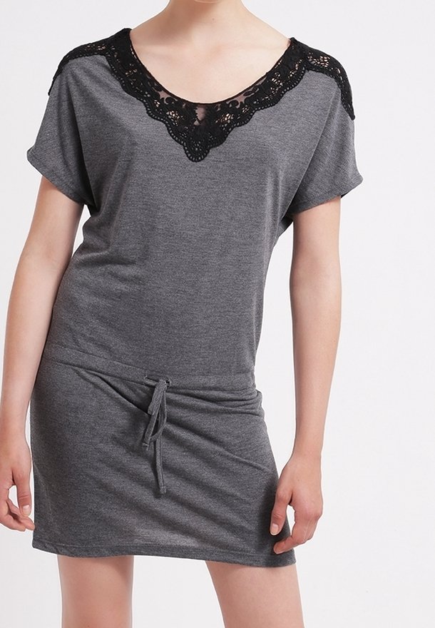 Szara sukienka z krótkim rękawem o luźnym kroju, z koronkowym wykończeniem dekoltu i regulowanym fasonem w pasie dzięki sznureczkowi. Miękki, lekki materiał.