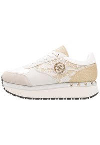 Hvide sneakers med snørebånd og guld accenter. Har en suède tå, tekstureret hæl og nitterdetaljer på sålen. Snørebåndsoverlay på siderne.
