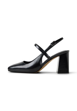 Zwarte leren slingback pump met een spits toelopende neus, gekruiste smalle bandjes en een chunky blokhak van gemiddelde hoogte.