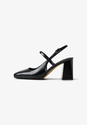 Zwarte leren slingback pump met een spits toelopende neus, gekruiste smalle bandjes en een chunky blokhak van gemiddelde hoogte.