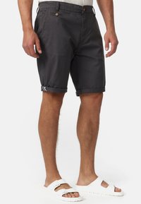 Shorts gris avec devant plat, ourlets retroussés et deux poches latérales. Le tissu semble lisse, avec un petit bouton marron à la taille.