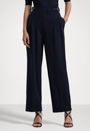Pantaloni a gamba larga color navy con pieghe, vita alta e passanti per la cintura. Tessuto morbido; presenta tasche laterali e un orlo pulito.
