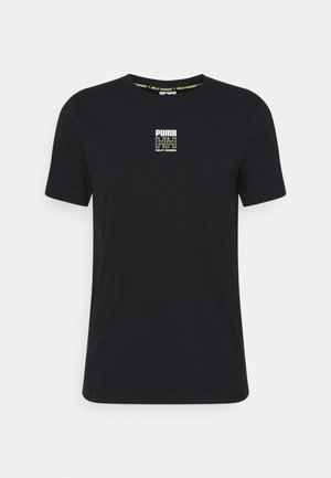 Sort kortærmet T-shirt lavet af bomuld, med et lille hvidt og gult PUMA-logo på brystet og et mønstret halsudskæring.