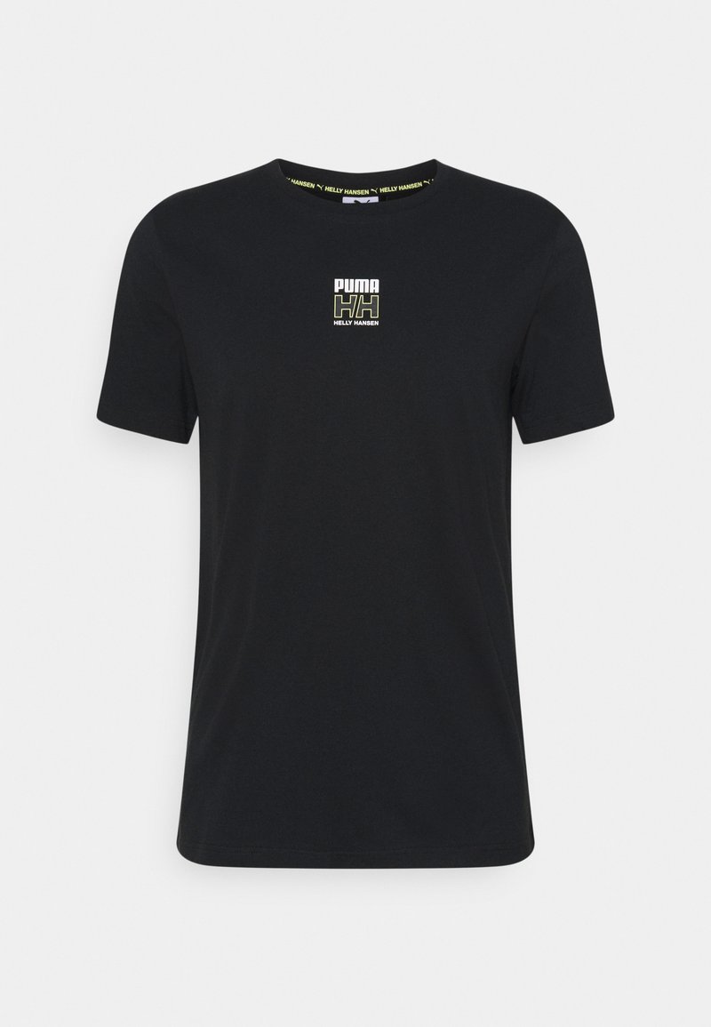 Melnas īsām piedurknēm T-krekls no kokvilnas ar mazu baltu un dzeltenu PUMA logotipu uz krūšu un rakstainu apkakli.