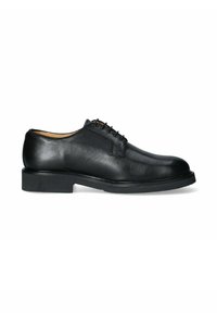Scarpa nera in pelle con lacci, dalla superficie liscia, punta arrotondata e suola in gomma spessa. Presenta semplici cuciture lungo la parte superiore.
