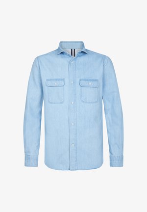 Camisa de mezclilla azul clara con botones en la parte delantera, dos bolsillos en el pecho con solapas y mangas largas con puños abotonados.