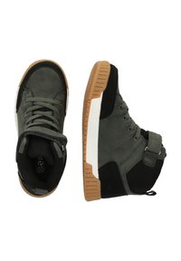 Grøn ruskind og sort mesh høje sneakers med en gummigummisål, snørelukning og remdetalje om anklen.