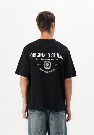 JORCAMBRIDGE EMBLEM BACK TEE - Print T-shirt - black