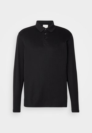 Črn polo s dolgimi rokavi iz gladke mešanice bombaža, z značilnim ovratnikom, trojnim gumbom in diskretno vezenim logotipom.