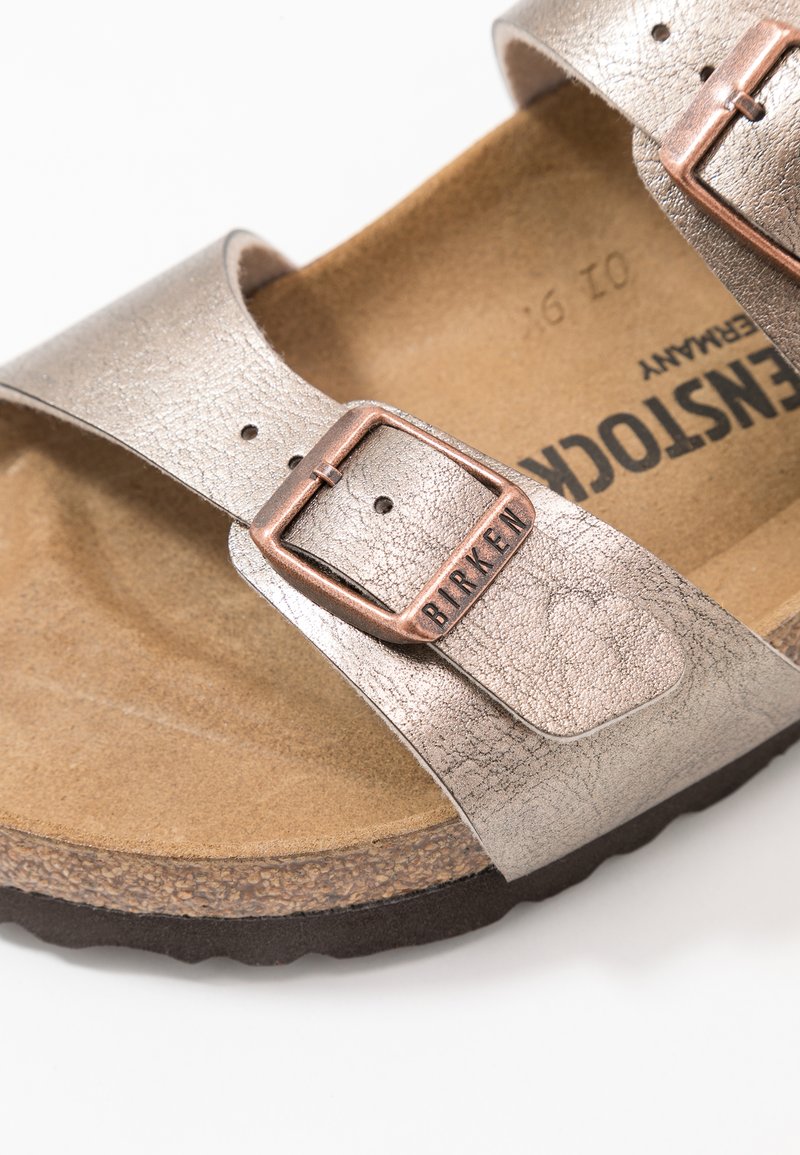 Metallic bronze Sandalen mit zwei verstellbaren Riemen, featuring einer strukturierten Oberfläche, braunem Fußbett und einem robusten schwarzen Außensohle.
