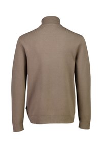 Maglione lavorato a maglia di colore marrone chiaro con colletto alto e maniche lunghe. Texture liscia e dettagli a coste sul colletto e sull'orlo.