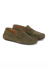 Smeđi suede mokasini s glatkom teksturom, dekorativnim šavovima i gumiranim đonom. Model koji se jednostavno obuva, s okruglim prstima i bočnim detaljima.
