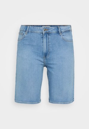 Pantaloni shorts in denim azzurro chiaro con taglio classico, dotati di chiusura frontale con bottone, passanti per cintura e due tasche laterali. Texture liscia e orlo dritto.