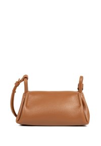 Sac à main en cuir marron avec une forme structurée, texture grainée subtile, courte bandoulière et détails pliés sur les bords. Pas de matériel visible.