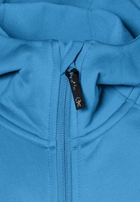 Lyseblå zip-up hoodie med blødt indvendigt for, kontrasterende sort lynlåshåndtag med mønster og syede detaljer.