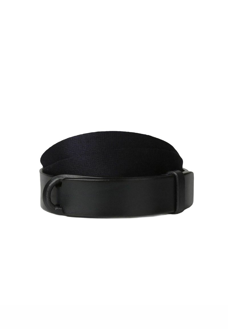 Cintura nera con una fibbia in pelle liscia e una fascia elastica testurizzata, progettata per una vestibilità sicura con un design minimalista.