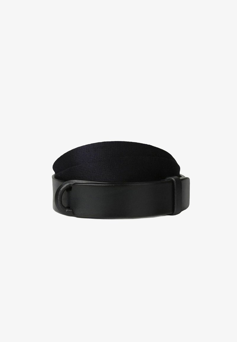 Cintura nera con una fibbia in pelle liscia e una fascia elastica testurizzata, progettata per una vestibilità sicura con un design minimalista.