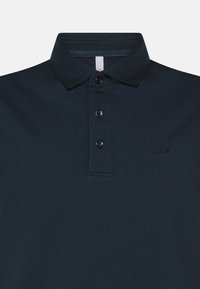 Polo shirt blu navy in cotone, con colletto classico, placket con tre bottoni e un piccolo logo ricamato sul lato sinistro.