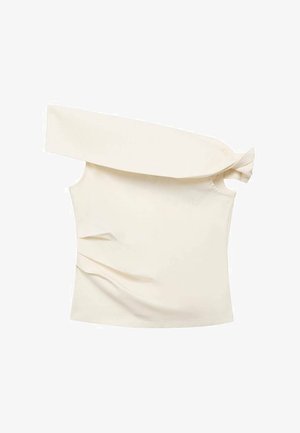 Asimetrična krema majica z enim dolgim rokavom, z vozlom na rami, lahkotna tkanina in prilegajoča silhueta z subtilno teksturo.