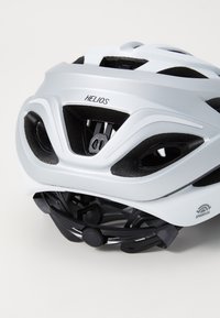 Weißer Fahrradhelm mit aerodynamischem Design, verstellbarem Passsystem, Belüftungsöffnungen und einem "Helios"-Logo auf der Rückseite.