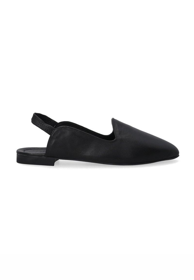 Czarne skórzane buty typu slingback z szpiczastym noskiem, minimalistycznym designem i płaską podeszwą. Posiadają teksturowany pasek z tyłu dla wsparcia.