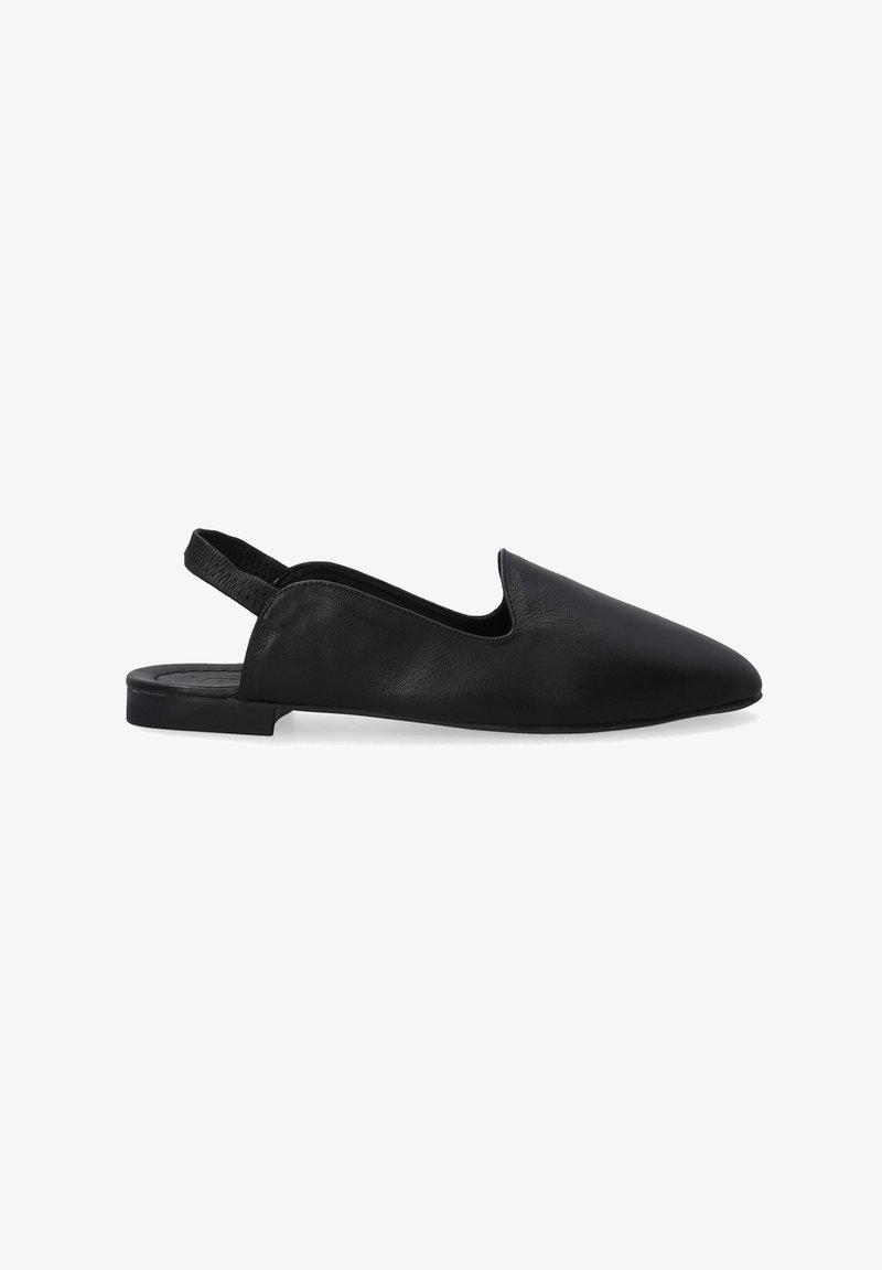 Czarne skórzane buty typu slingback z szpiczastym noskiem, minimalistycznym designem i płaską podeszwą. Posiadają teksturowany pasek z tyłu dla wsparcia.