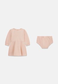 Abito per neonate a maniche lunghe di colore rosa chiaro con pantaloni a vita elastica abbinati, mostrato da dietro su uno sfondo bianco.