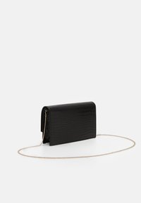 Clutch nera in similpelle con texture a pelle di coccodrillo, forma rettangolare, pattina pieghevole e tracolla dorata removibile.